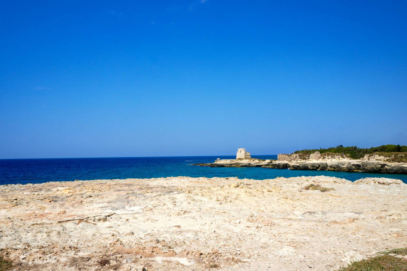 melendugno a view of the ocean from a rocky shore le picture