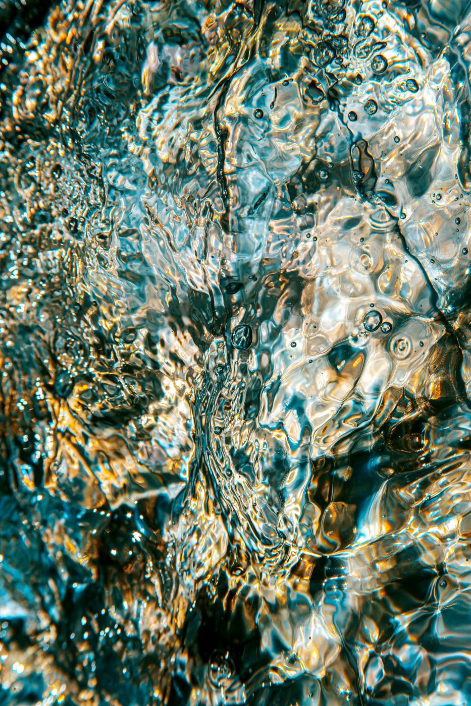 water splash in close up photography picture